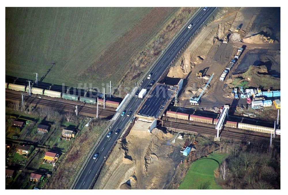 Mahlow / Brandenburg aus der Vogelperspektive: Brückenbau zur Stadtautobahnzufahrt am S-Bahnhof Schönefeld