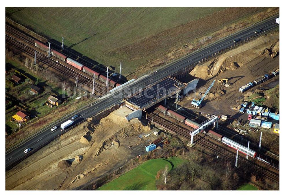 Mahlow / Brandenburg aus der Vogelperspektive: Brückenbau zur Stadtautobahnzufahrt am S-Bahnhof Schönefeld