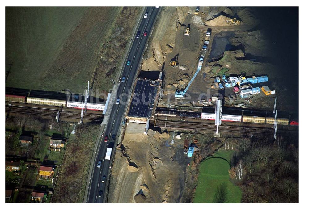 Mahlow / Brandenburg aus der Vogelperspektive: Brückenbau zur Stadtautobahnzufahrt am S-Bahnhof Schönefeld