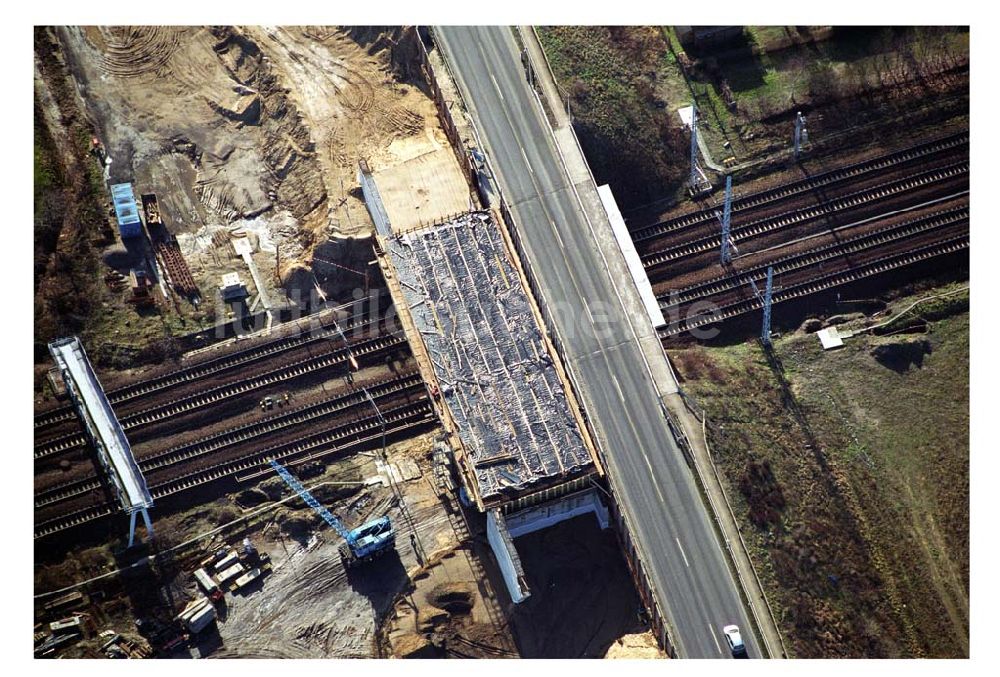 Mahlow / Brandenburg aus der Vogelperspektive: Brückenbau zur Stadtautobahnzufahrt am S-Bahnhof Schönefeld