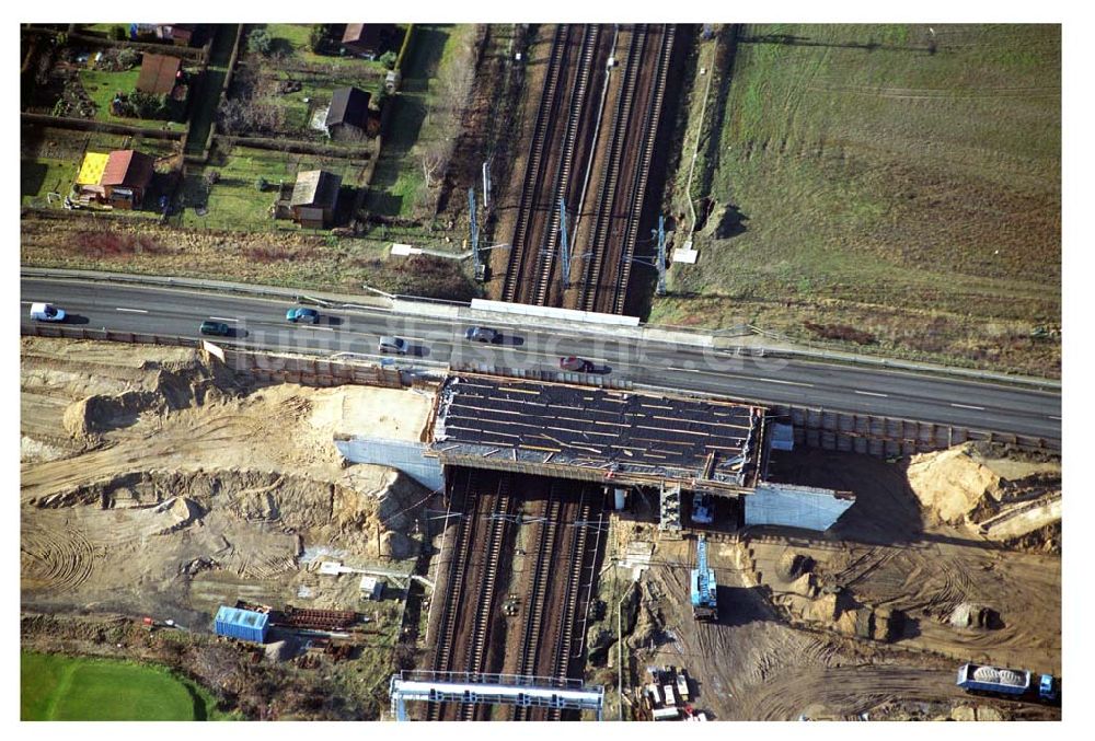 Mahlow / Brandenburg aus der Vogelperspektive: Brückenbau zur Stadtautobahnzufahrt am S-Bahnhof Schönefeld