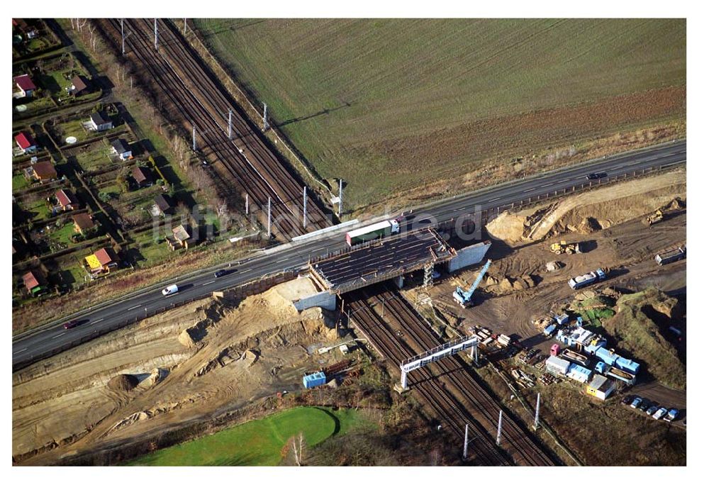 Mahlow / Brandenburg aus der Vogelperspektive: Brückenbau zur Stadtautobahnzufahrt am S-Bahnhof Schönefeld