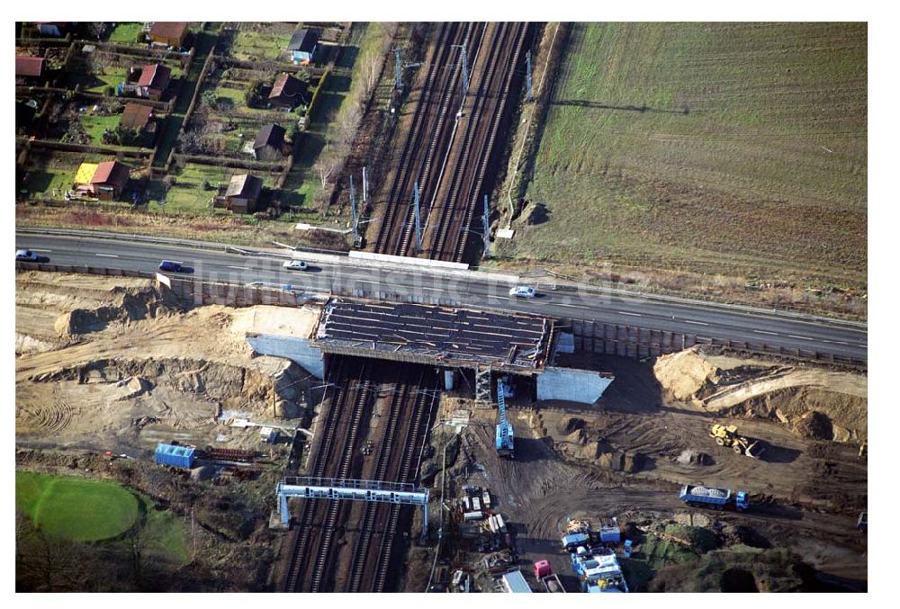 Mahlow / Brandenburg aus der Vogelperspektive: Brückenbau zur Stadtautobahnzufahrt am S-Bahnhof Schönefeld