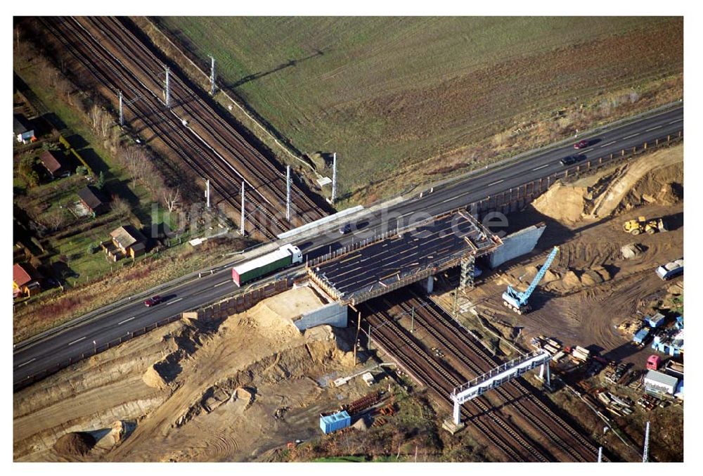 Mahlow / Brandenburg aus der Vogelperspektive: Brückenbau zur Stadtautobahnzufahrt am S-Bahnhof Schönefeld