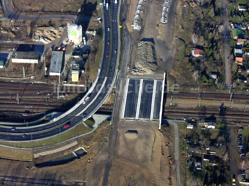 Schönefeld von oben - Brückenbau zur Stadtautobahnzufahrt am S-Bahnhof Schönefeld