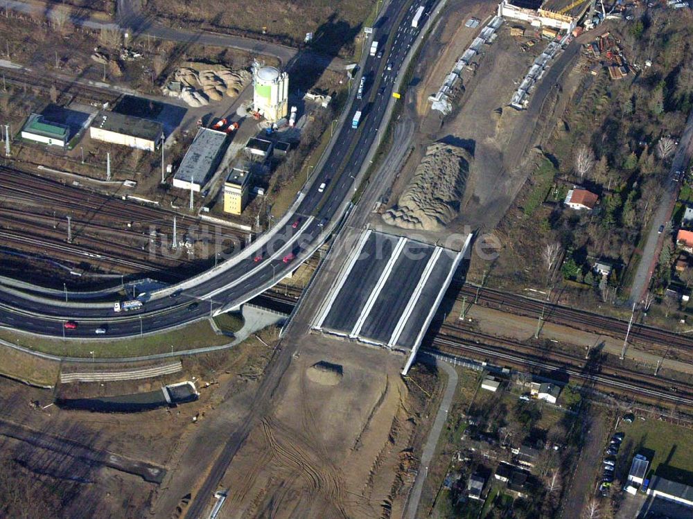 Schönefeld aus der Vogelperspektive: Brückenbau zur Stadtautobahnzufahrt am S-Bahnhof Schönefeld