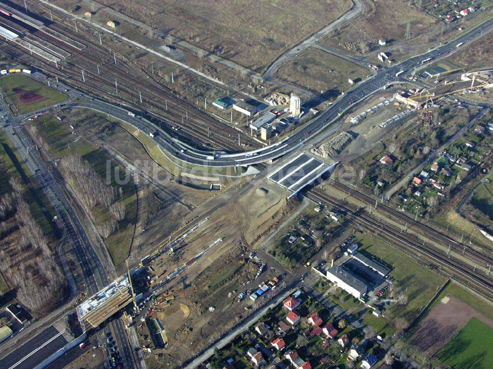 Luftaufnahme Schönefeld - Brückenbau zur Stadtautobahnzufahrt am S-Bahnhof Schönefeld