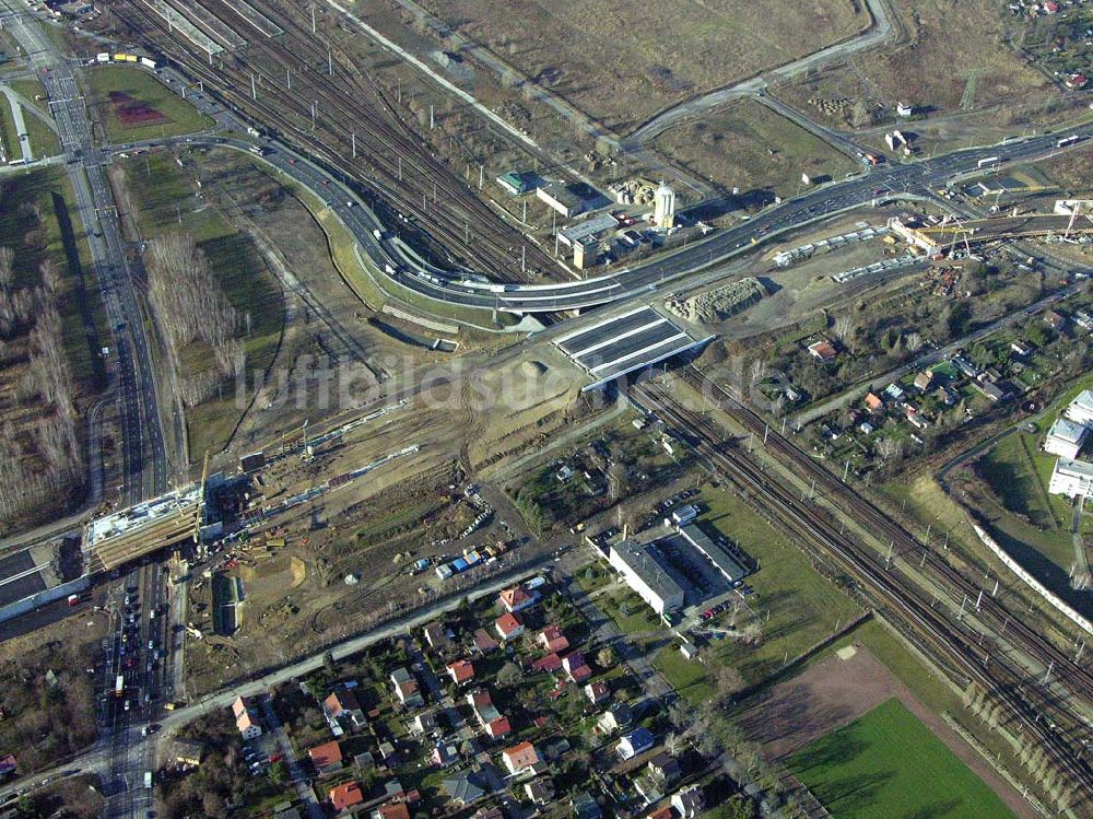 Schönefeld von oben - Brückenbau zur Stadtautobahnzufahrt am S-Bahnhof Schönefeld