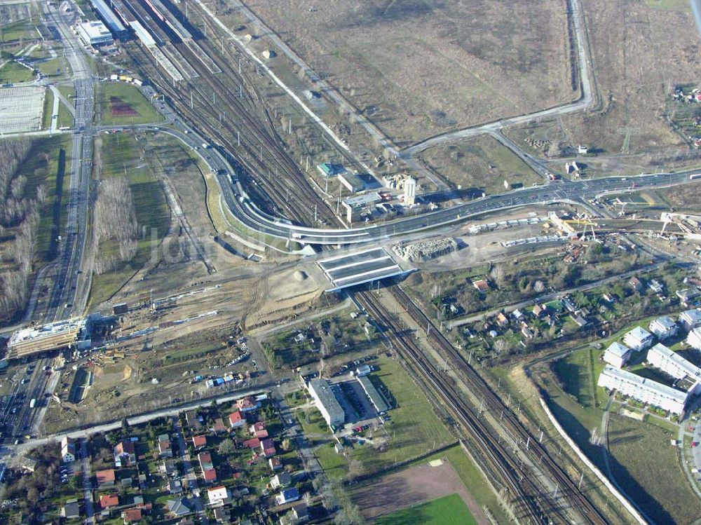 Schönefeld aus der Vogelperspektive: Brückenbau zur Stadtautobahnzufahrt am S-Bahnhof Schönefeld