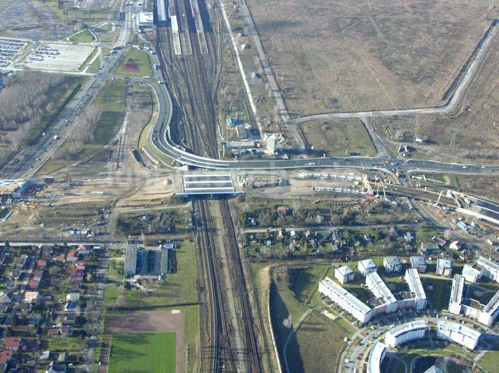 Luftaufnahme Schönefeld - Brückenbau zur Stadtautobahnzufahrt am S-Bahnhof Schönefeld