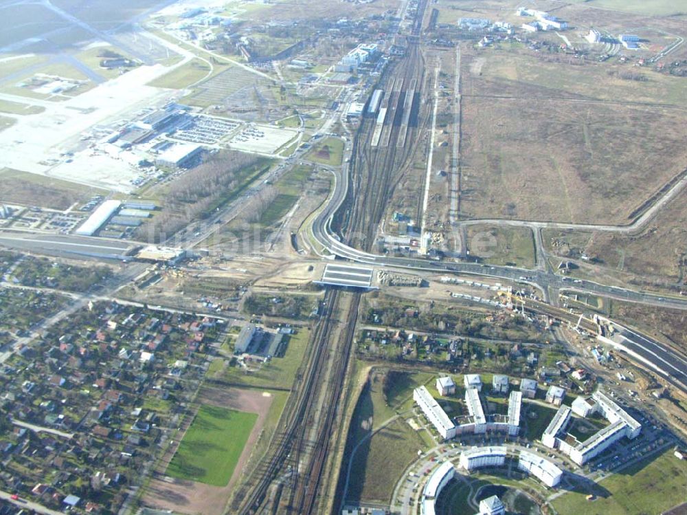 Schönefeld von oben - Brückenbau zur Stadtautobahnzufahrt am S-Bahnhof Schönefeld