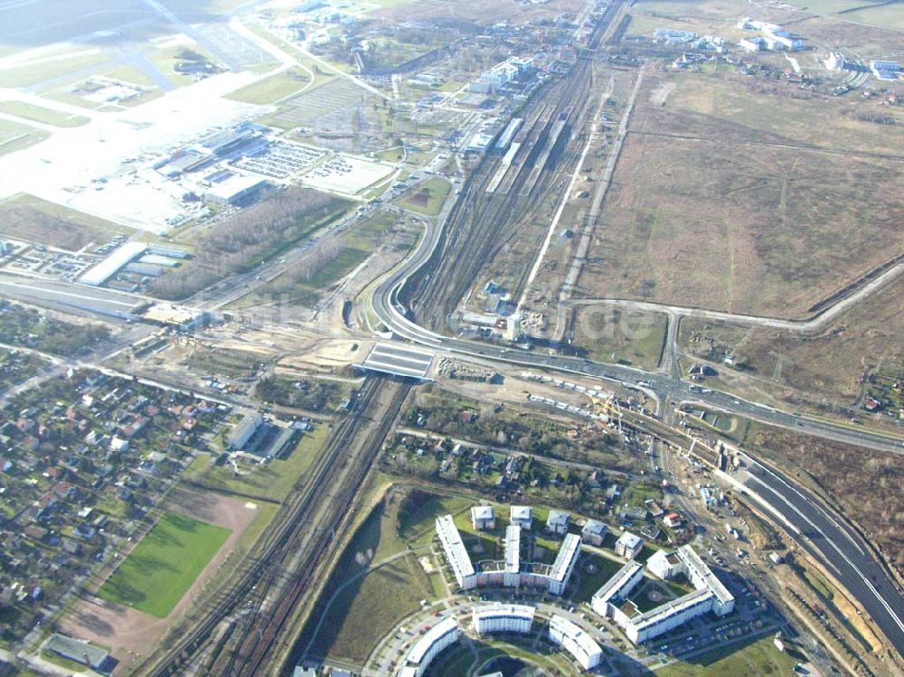 Schönefeld aus der Vogelperspektive: Brückenbau zur Stadtautobahnzufahrt am S-Bahnhof Schönefeld