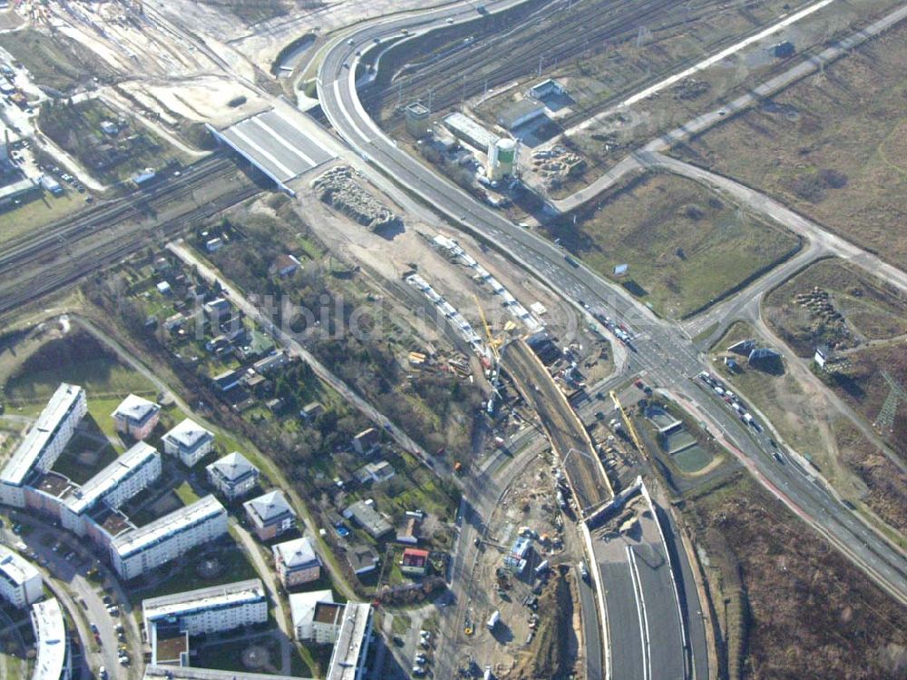 Schönefeld von oben - Brückenbau zur Stadtautobahnzufahrt am S-Bahnhof Schönefeld