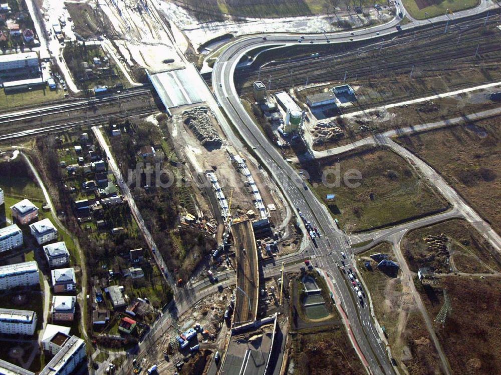 Schönefeld aus der Vogelperspektive: Brückenbau zur Stadtautobahnzufahrt am S-Bahnhof Schönefeld