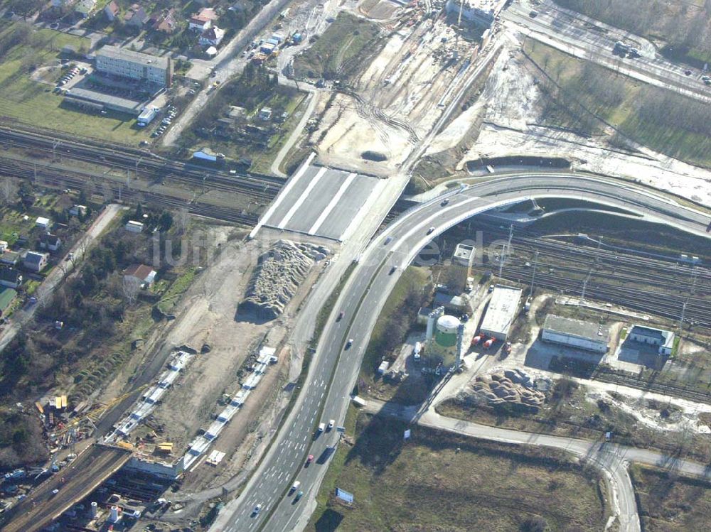 Schönefeld von oben - Brückenbau zur Stadtautobahnzufahrt am S-Bahnhof Schönefeld