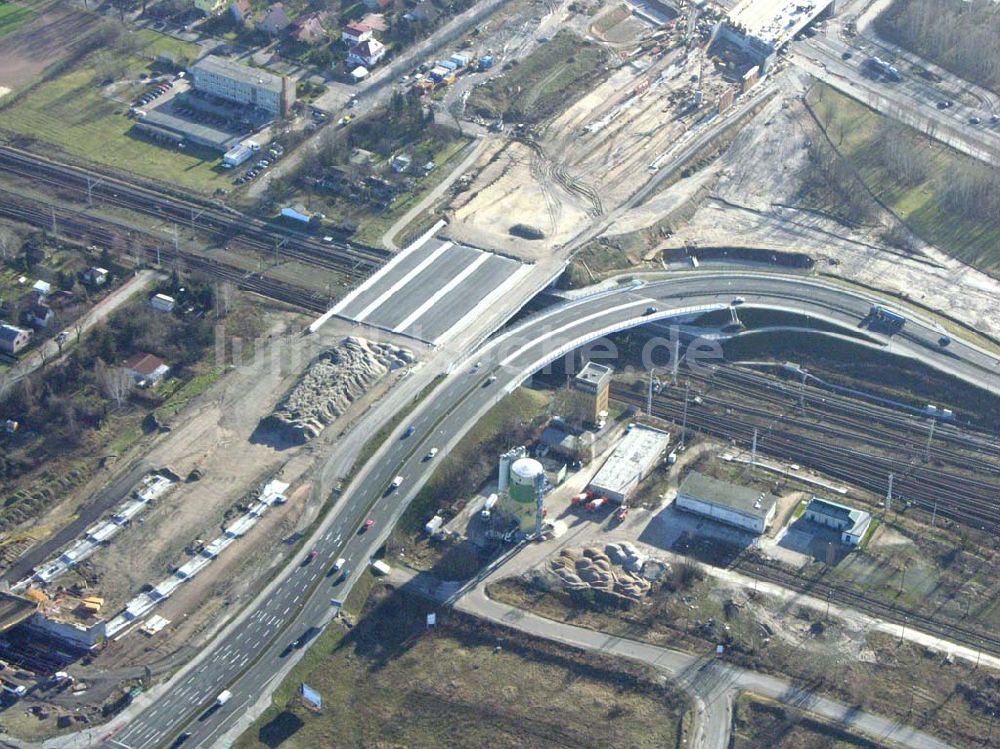 Schönefeld aus der Vogelperspektive: Brückenbau zur Stadtautobahnzufahrt am S-Bahnhof Schönefeld