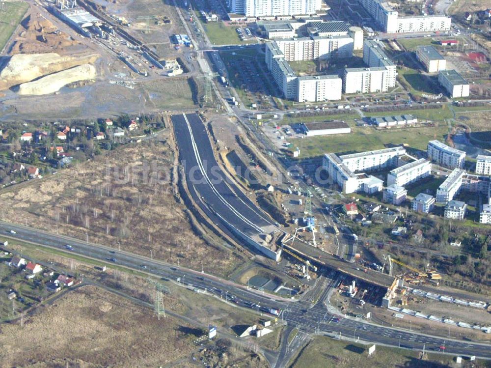 Schönefeld von oben - Brückenbau zur Stadtautobahnzufahrt am S-Bahnhof Schönefeld