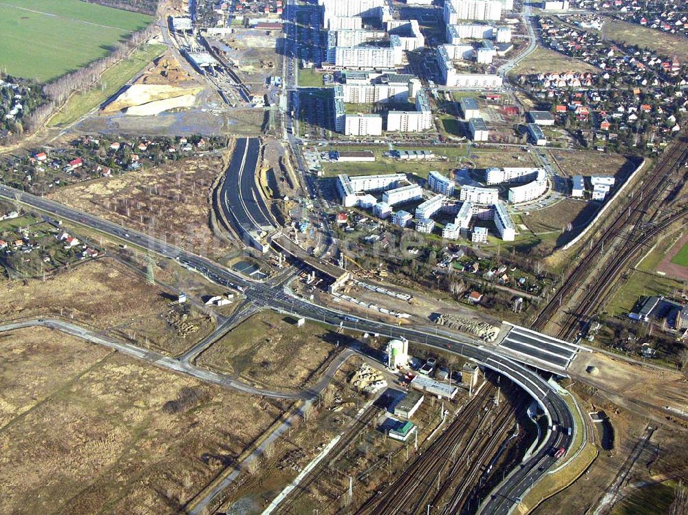 Schönefeld aus der Vogelperspektive: Brückenbau zur Stadtautobahnzufahrt am S-Bahnhof Schönefeld