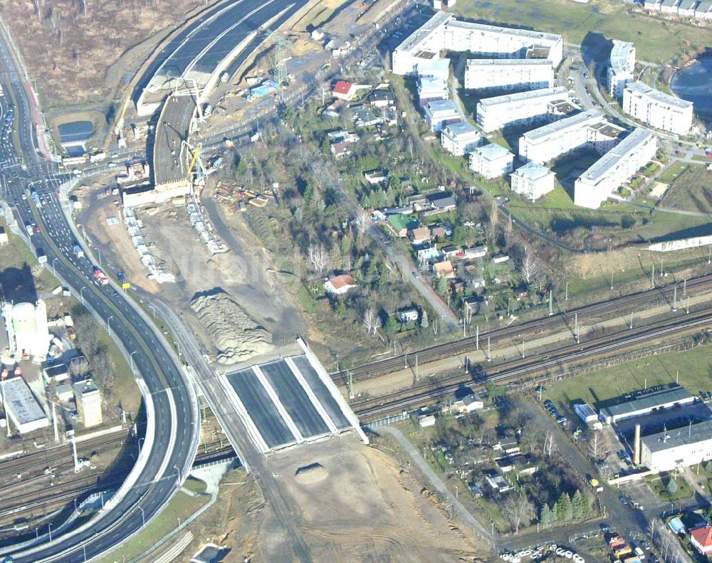 Schönefeld aus der Vogelperspektive: Brückenbau zur Stadtautobahnzufahrt am S-Bahnhof Schönefeld