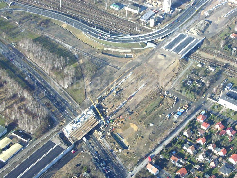 Schönefeld von oben - Brückenbau zur Stadtautobahnzufahrt am S-Bahnhof Schönefeld