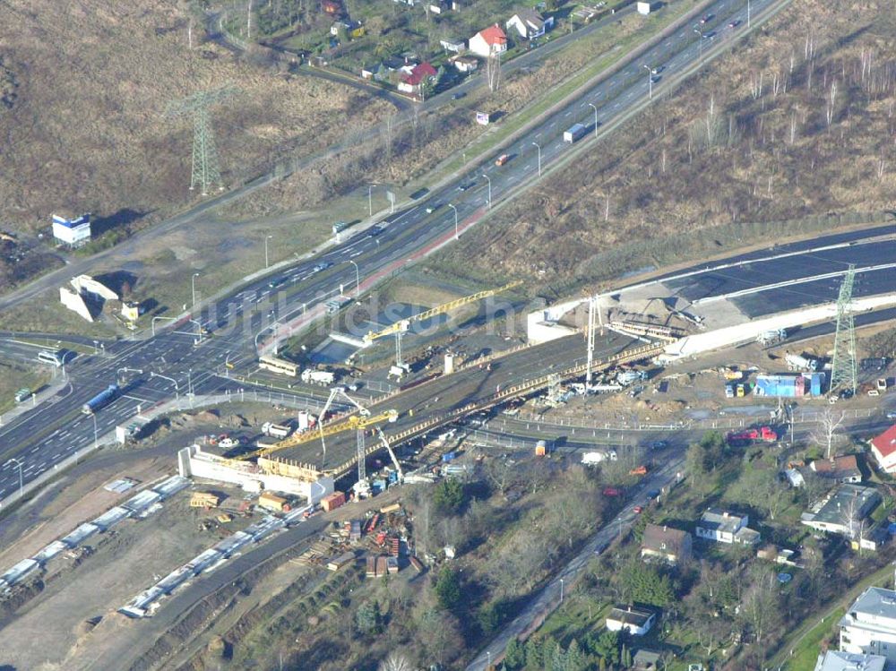 Schönefeld aus der Vogelperspektive: Brückenbau zur Stadtautobahnzufahrt am S-Bahnhof Schönefeld