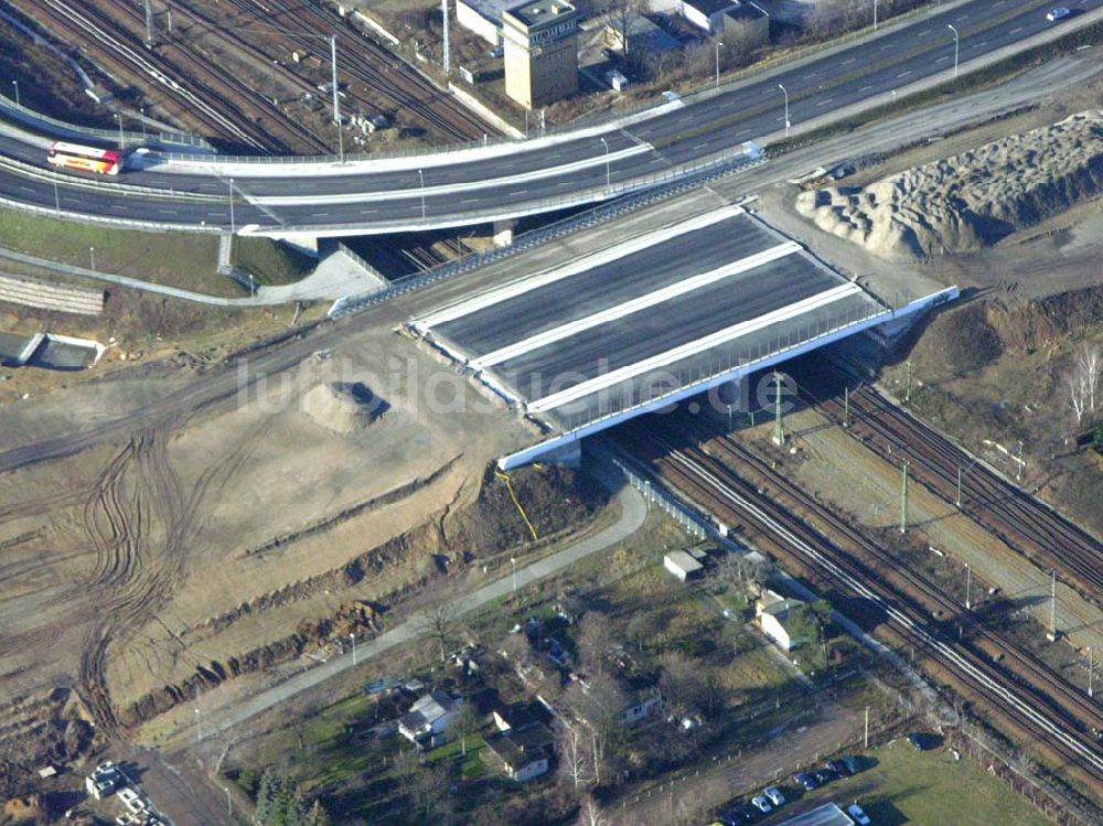 Luftaufnahme Schönefeld - Brückenbau zur Stadtautobahnzufahrt am S-Bahnhof Schönefeld