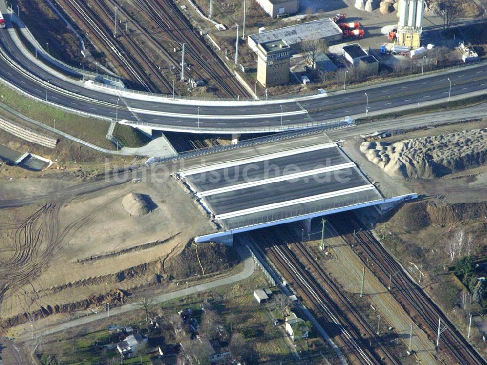 Schönefeld von oben - Brückenbau zur Stadtautobahnzufahrt am S-Bahnhof Schönefeld