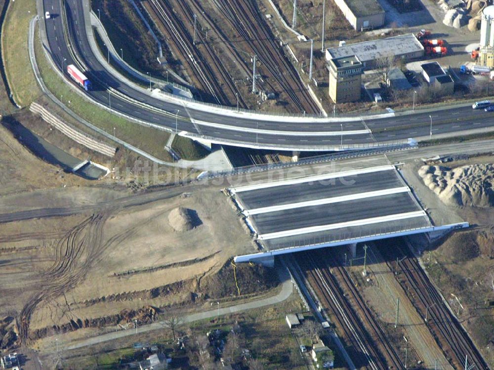 Schönefeld aus der Vogelperspektive: Brückenbau zur Stadtautobahnzufahrt am S-Bahnhof Schönefeld