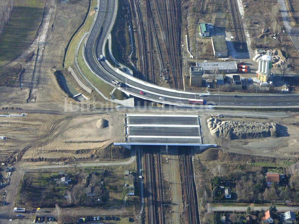 Luftaufnahme Schönefeld - Brückenbau zur Stadtautobahnzufahrt am S-Bahnhof Schönefeld