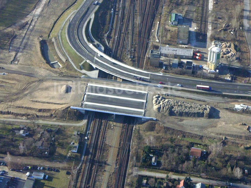 Schönefeld von oben - Brückenbau zur Stadtautobahnzufahrt am S-Bahnhof Schönefeld