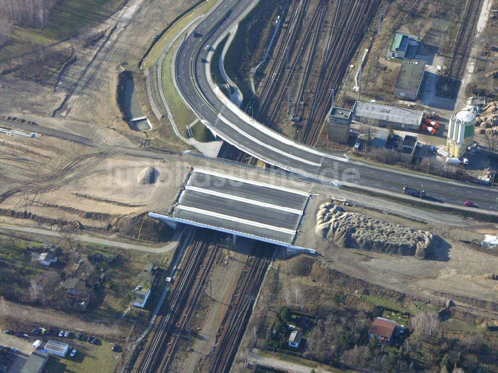 Schönefeld aus der Vogelperspektive: Brückenbau zur Stadtautobahnzufahrt am S-Bahnhof Schönefeld