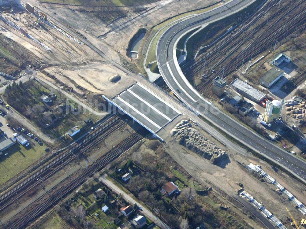 Luftaufnahme Schönefeld - Brückenbau zur Stadtautobahnzufahrt am S-Bahnhof Schönefeld