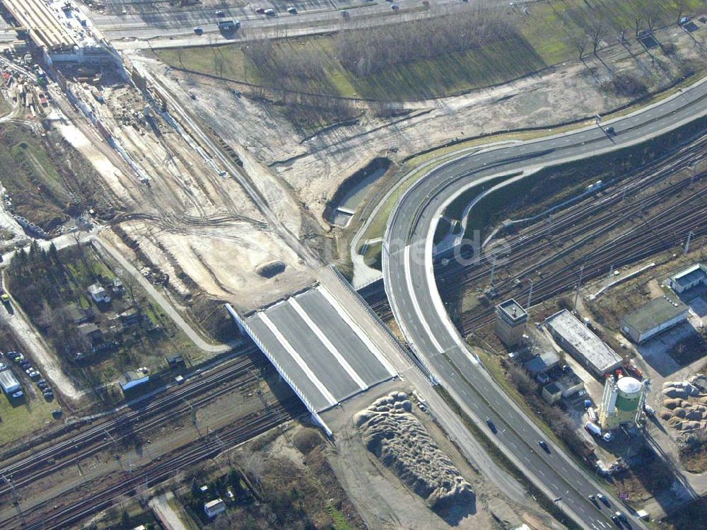 Schönefeld von oben - Brückenbau zur Stadtautobahnzufahrt am S-Bahnhof Schönefeld