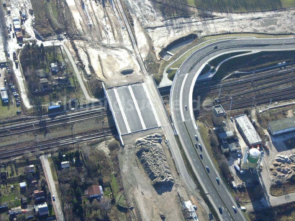 Schönefeld aus der Vogelperspektive: Brückenbau zur Stadtautobahnzufahrt am S-Bahnhof Schönefeld