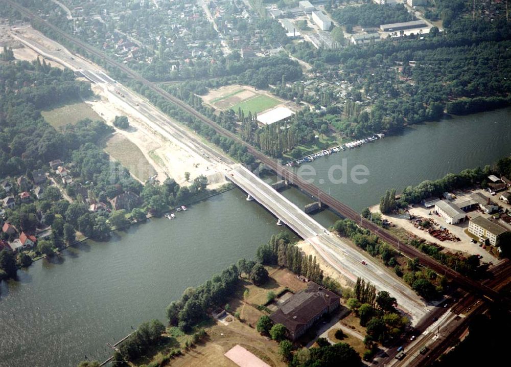 Luftaufnahme Berlin - Brückenbau zwischen der Wuhlheide und Oberschöneweide in Berlin - Köpenick.