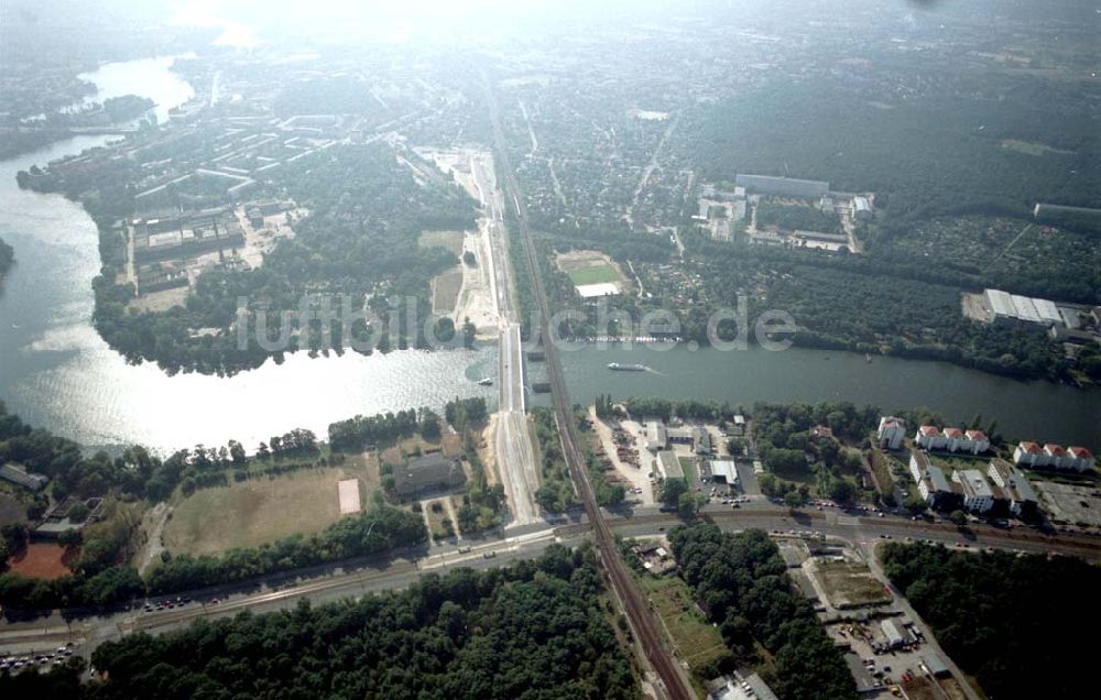 Berlin-Köpenick aus der Vogelperspektive: Brückenbau zwischen der Wuhlheide und Oberschöneweide in Berlin - Köpenick.