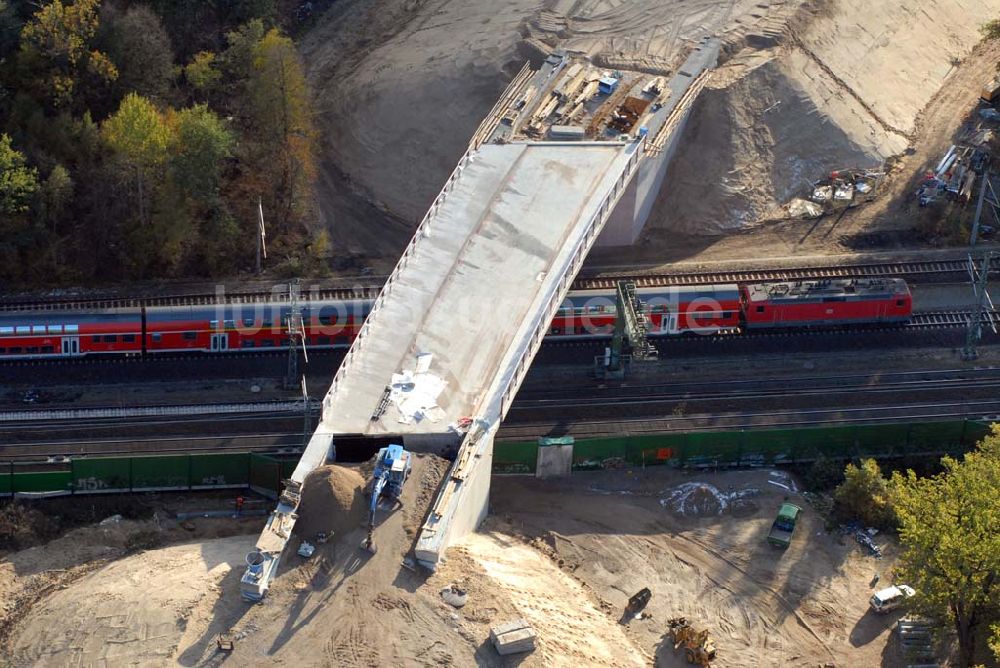 Rathenow von oben - Brückenbauarbeiten an der Bahnlinie Berlin-Rathenow am südöstlichen Stadtrand von Rathenow