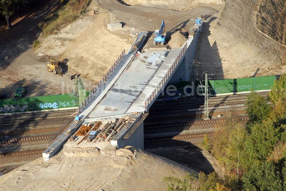 Luftbild Rathenow - Brückenbauarbeiten an der Bahnlinie Berlin-Rathenow am südöstlichen Stadtrand von Rathenow