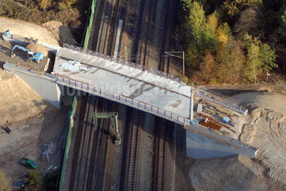 Rathenow von oben - Brückenbauarbeiten an der Bahnlinie Berlin-Rathenow am südöstlichen Stadtrand von Rathenow