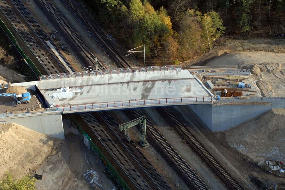 Rathenow aus der Vogelperspektive: Brückenbauarbeiten an der Bahnlinie Berlin-Rathenow am südöstlichen Stadtrand von Rathenow