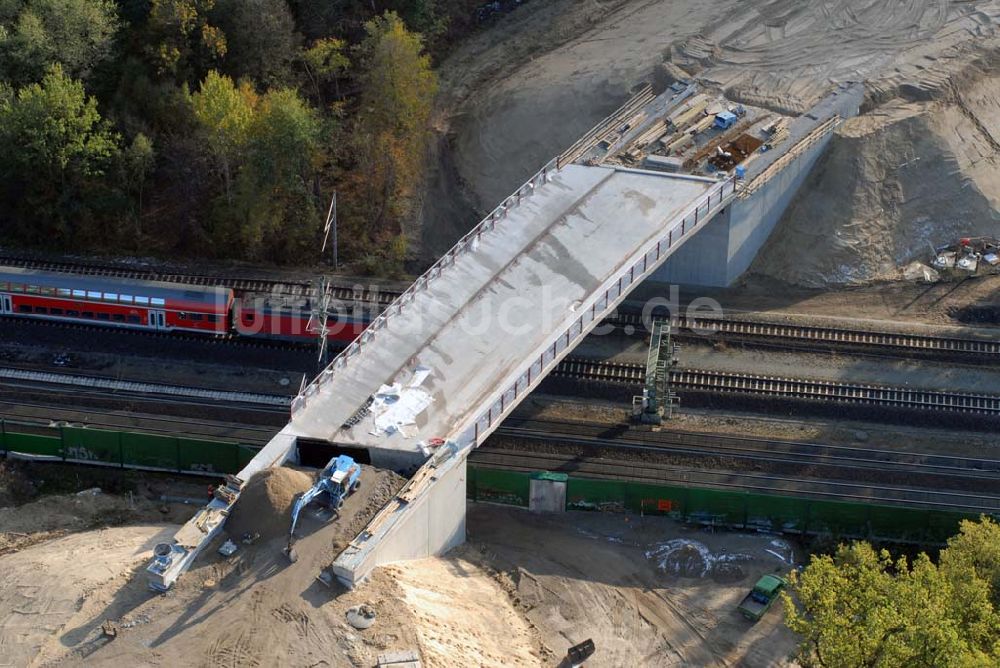 Luftbild Rathenow - Brückenbauarbeiten an der Bahnlinie Berlin-Rathenow am südöstlichen Stadtrand von Rathenow