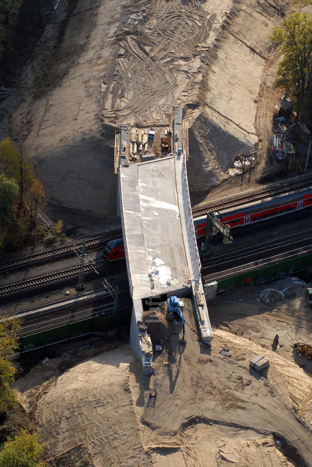 Rathenow von oben - Brückenbauarbeiten an der Bahnlinie Berlin-Rathenow am südöstlichen Stadtrand von Rathenow