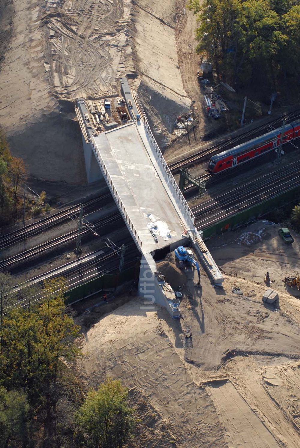 Rathenow aus der Vogelperspektive: Brückenbauarbeiten an der Bahnlinie Berlin-Rathenow am südöstlichen Stadtrand von Rathenow