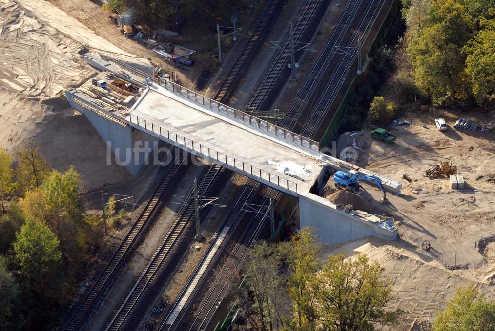 Luftbild Rathenow - Brückenbauarbeiten an der Bahnlinie Berlin-Rathenow am südöstlichen Stadtrand von Rathenow