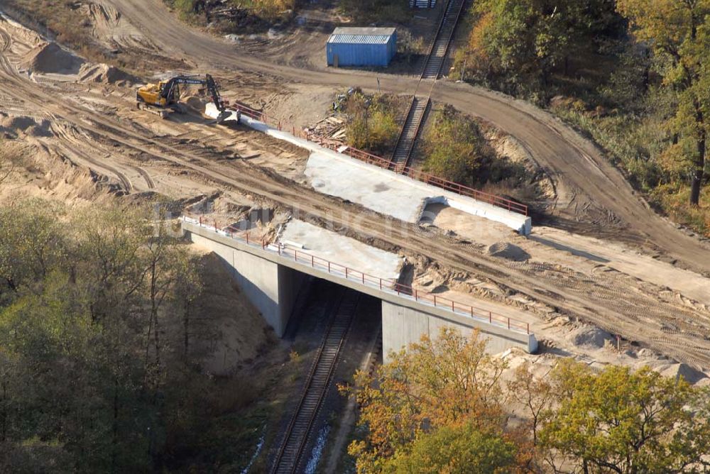 Luftaufnahme Rathenow - Brückenbauarbeiten an der Bahnlinie Berlin-Rathenow am südöstlichen Stadtrand von Rathenow