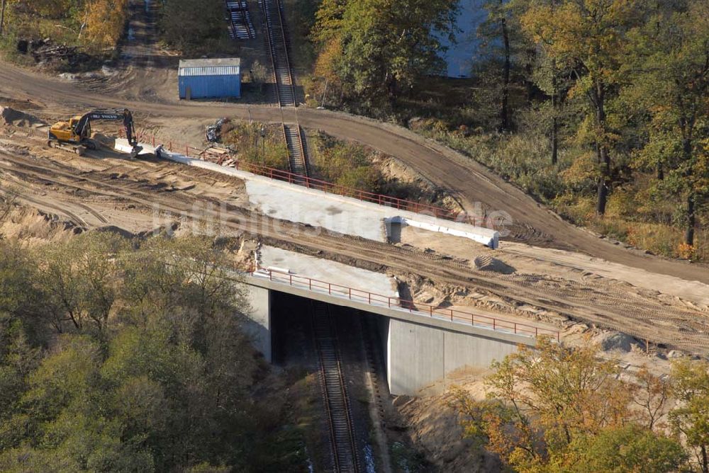 Rathenow von oben - Brückenbauarbeiten an der Bahnlinie Berlin-Rathenow am südöstlichen Stadtrand von Rathenow