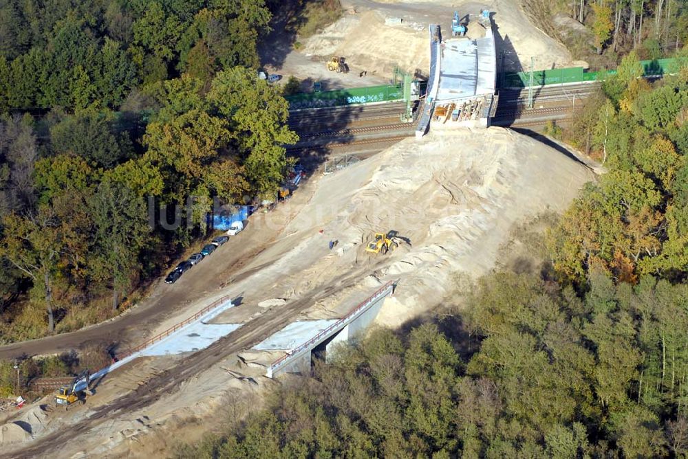 Rathenow von oben - Brückenbauarbeiten an der Bahnlinie Berlin-Rathenow am südöstlichen Stadtrand von Rathenow