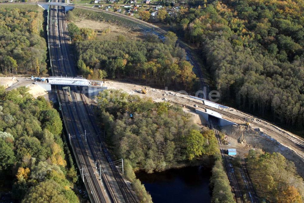 Rathenow von oben - Brückenbauarbeiten an der Bahnlinie Berlin-Rathenow am südöstlichen Stadtrand von Rathenow