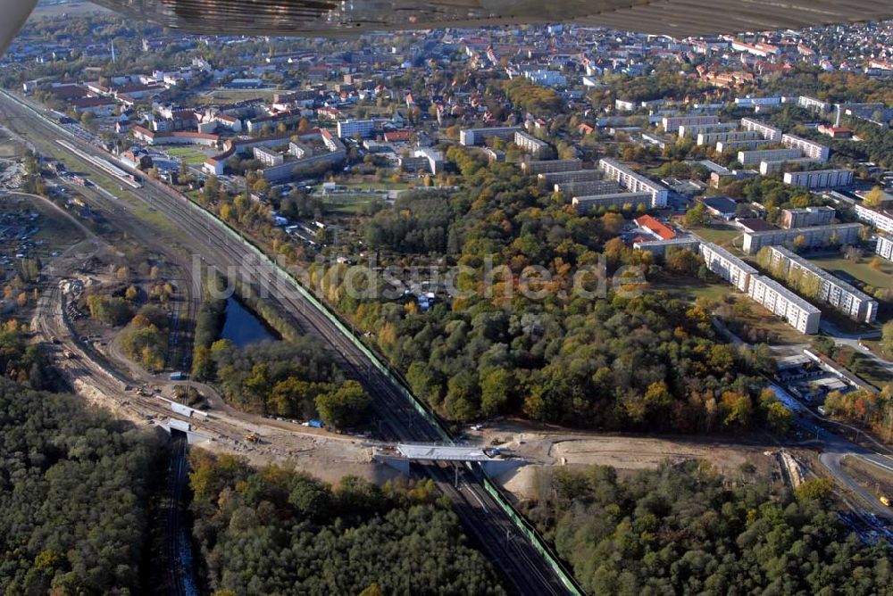 Rathenow von oben - Brückenbauarbeiten an der Bahnlinie Berlin-Rathenow am südöstlichen Stadtrand von Rathenow