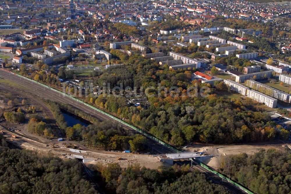 Rathenow aus der Vogelperspektive: Brückenbauarbeiten an der Bahnlinie Berlin-Rathenow am südöstlichen Stadtrand von Rathenow